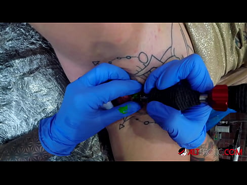 ❤️ 极具纹身的辣妹苏利-萨维奇在阴蒂上纹了一个纹身 ❌ 自制毛片❌️❤
